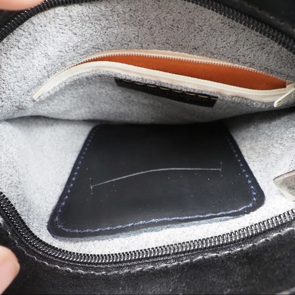 Florence Black leather crossbody bag silver lock - Picture 5 of 8